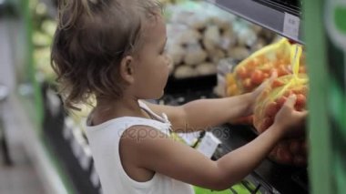 Anne ve Kız Süpermarkette Alışveriş