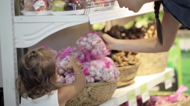 Compras de Madre e Hija en el Supermercado — Vídeo de stock