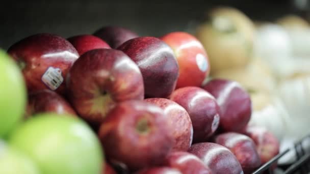 Kobieta, wybór świeżych jabłek w supermarkecie — Wideo stockowe