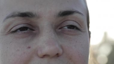 Büyük genç kadının çehresini yakın çekim