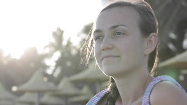 Porträtt av ung kvinnas ansikte på stranden — Stockvideo