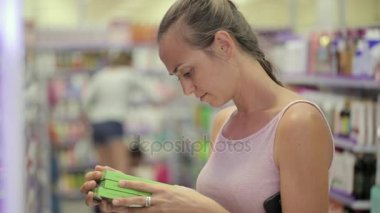 Çekici kadın vücut bakım ürünleri Kozmetik bölümünde süpermarkette arıyor