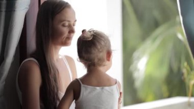 Çok yatıştırıcı ve ağlayan kız bebek sarılma anne.