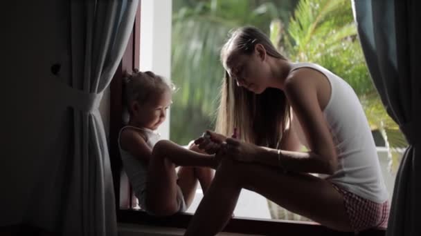 Mãe pinta unhas filhas . — Vídeo de Stock