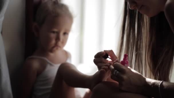 Мать красит дочерей ногтями — стоковое видео