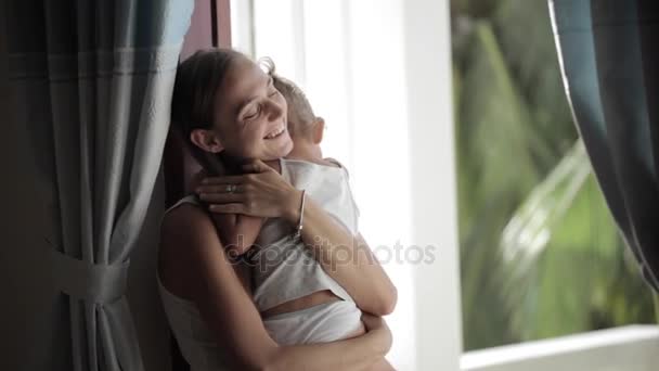 Jolie mère apaisante et câlin pleurer bébé fille . — Video