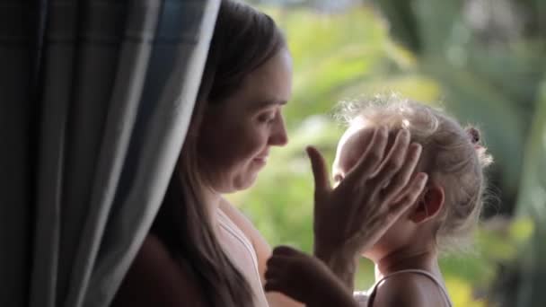 Hübsche Mutter beruhigend und umarmt weinendes Baby-Mädchen. — Stockvideo