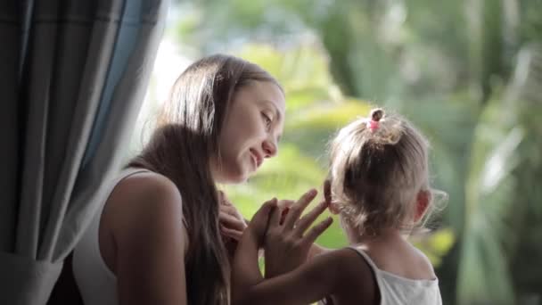 Bonita mãe calmante e abraçando chorando bebê menina . — Vídeo de Stock