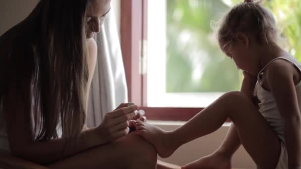 Mãe colocar em esmalte de unhas em filhas unhas nos pés — Vídeo de Stock