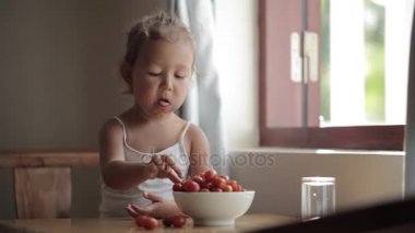 Kırmızı kiraz domates yeme şirin bebek kız portresi