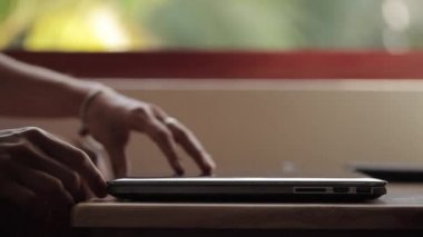 Close-Up eller açılır ve laptop geçiş