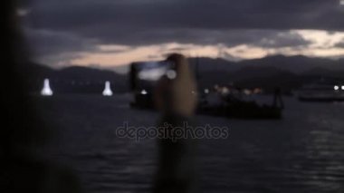 Gece fotoğrafları cep telefonu üzerinden alarak kadın