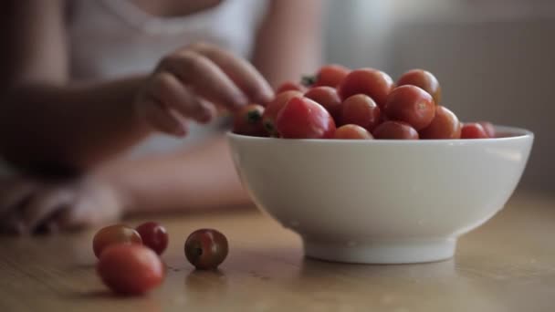 Retrato de niña linda comiendo tomate rojo cereza — Vídeo de stock