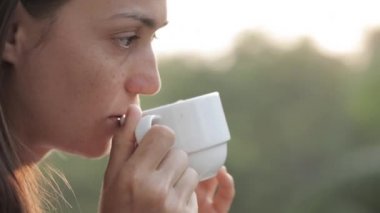 Balkonda kahve veya çay içme genç çekici kadın yakın çekim