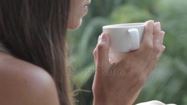 Balkonda kahve veya çay içme genç çekici kadın yakın çekim