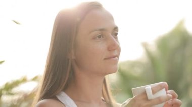 Mutlu kadın kahve terasında sabahları içme