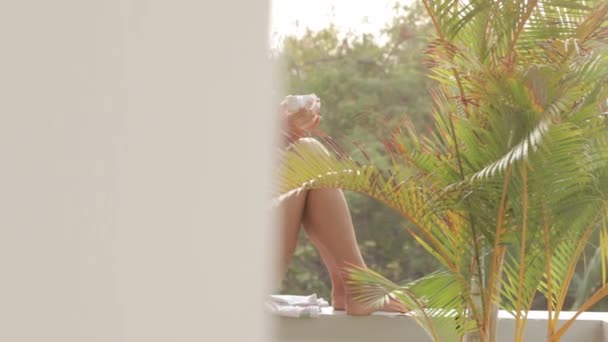 Молода приваблива жінка п'є каву або чай на балконі, крупним планом — стокове відео