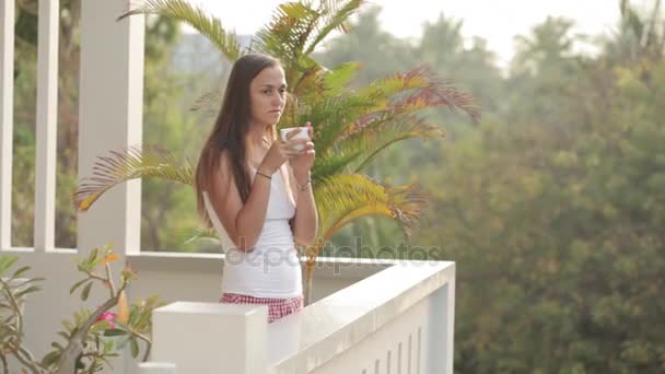 Mujer feliz tomando café por la mañana en la terraza — Vídeos de Stock