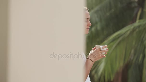 Femme heureuse buvant du café le matin sur la terrasse — Video