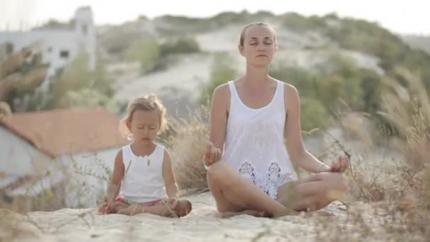 Mamá y su hija meditan — Vídeo de stock