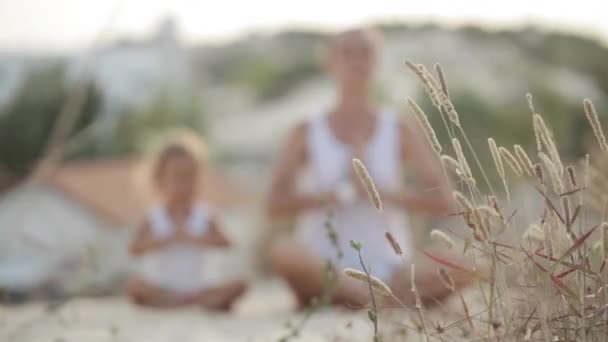 Blured de mãe e filha meditar — Vídeo de Stock