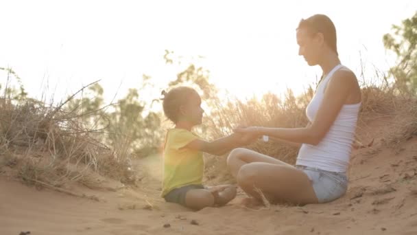 Mama i córka medytować — Wideo stockowe