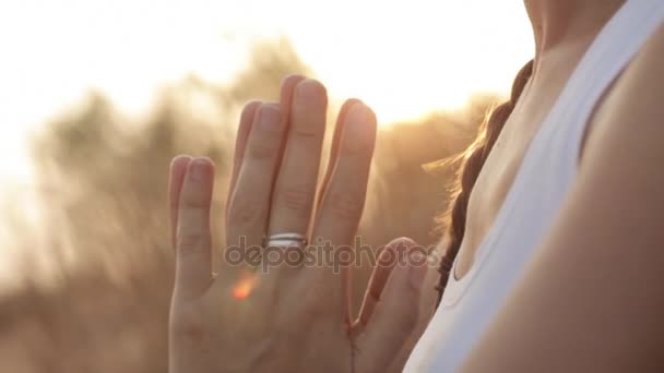 Mãe e filha meditam ao nascer do sol ao ar livre — Vídeo de Stock