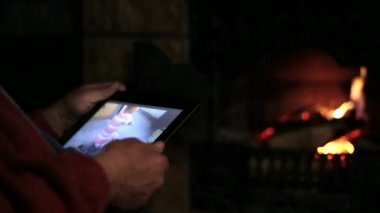 Komuta sizde şömineye tablet ve izlerken aile video ile oturur