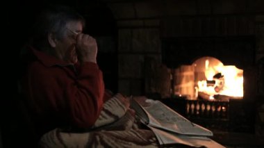 Komuta sizde şömine oturup gazete ile