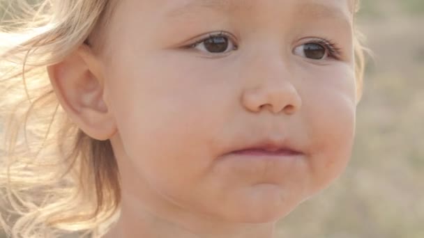 Küçük şirin bebek kız portresi yakın çekim yemek kırmızı karpuz güneş doğarken — Stok video