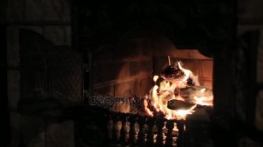 Yanan şömine coziness evinde yapma