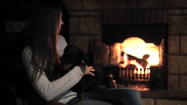 Милая женщина обнимает собаку дома — стоковое видео