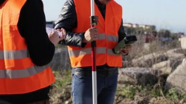 Jeodezik ölçümleri yapmak ve onları kağıda tamir sörveyörler