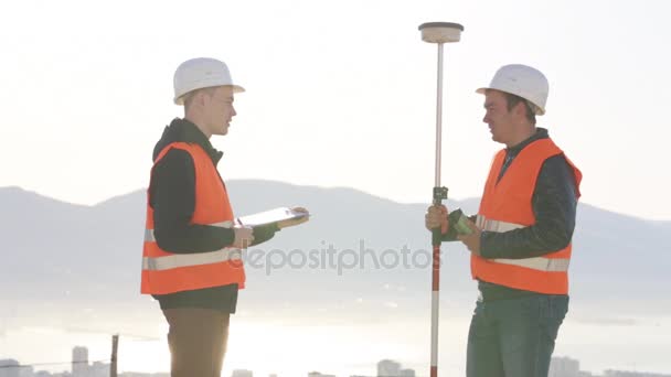 Surveyors talking about geodesic measurements and fixing them to paper — Stock Video