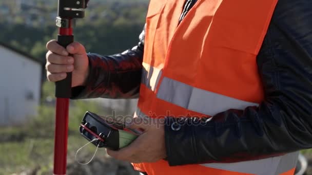 Inspektor provádějící geodetické měření na ten nejvyšší hory — Stock video