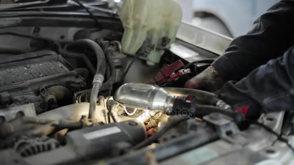 Carro mecânico de desmontagem de peças de automóvel — Vídeo de Stock