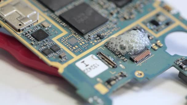 Oksidasyon ve bir microcircuit korozyon su girme durumunda — Stok video