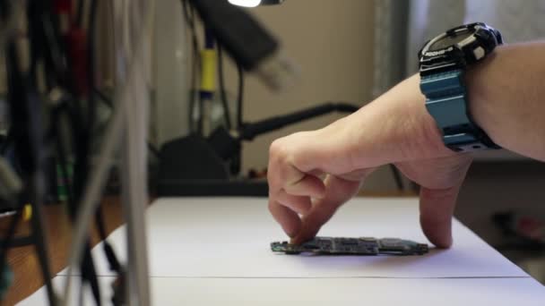 Mestre masculino preparando local de trabalho para reparar circuito de telefone celular — Vídeo de Stock