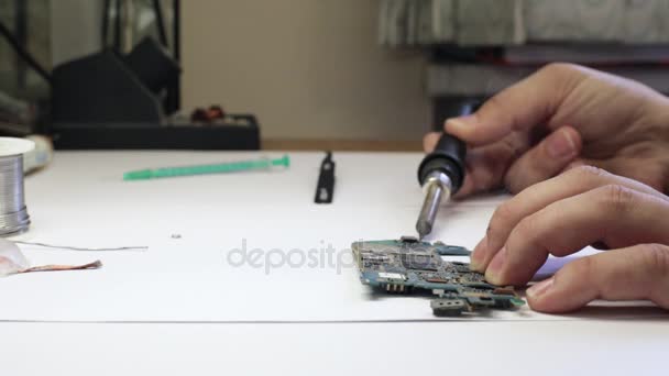 Male master soldering microcircuit of smart phone — Stock Video