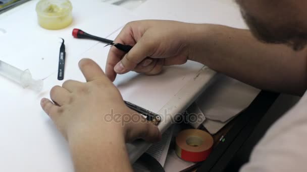 Hombre maestro desmontaje de teléfono inteligente para el cambio de detalles rotos — Vídeos de Stock