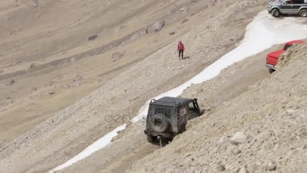 Samochód porusza się na górskiej drodze w suchej, desertic, krajobraz, w pobliżu przepaści. — Wideo stockowe