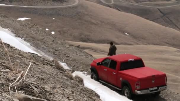 在干燥的沙漠，景观，靠近悬崖山路上行驶的汽车. — 图库视频影像