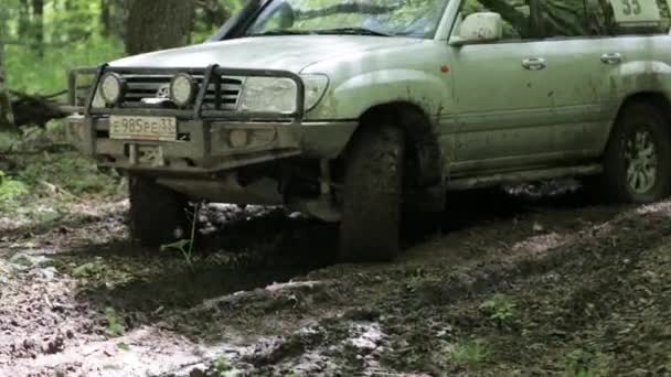 SUV przezwyciężyć trudne sekcji brudny offroad 4 x 4 wyprawy — Wideo stockowe