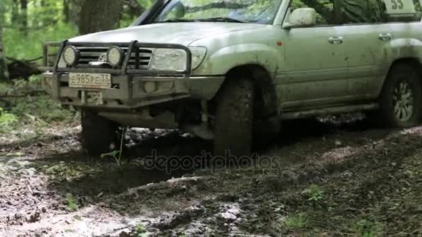 SUV overcome difficult dirty section offroad in 4x4 expedition — Stock Video