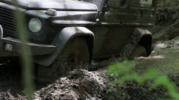 Offroad δύσκολα βρώμικο τμήμα SUV ξεπεράσει στην εκστρατεία 4 x 4 — Αρχείο Βίντεο