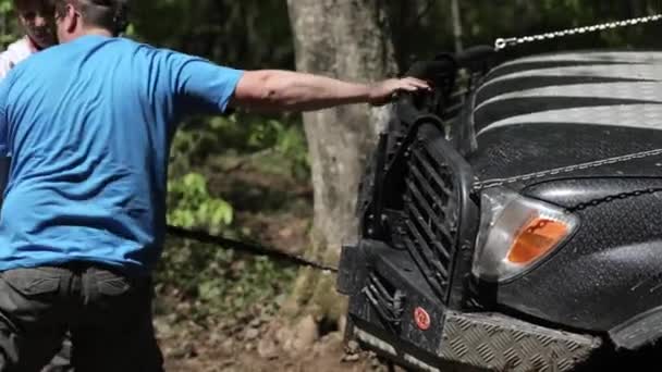 Expeditionaire Suv vast kwam te zitten in de modder in het bos en proberen om eruit te komen. — Stockvideo