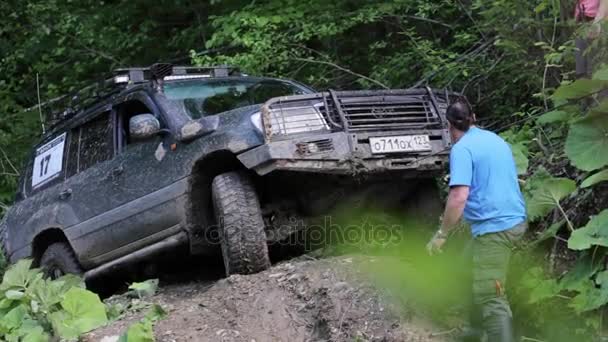 SUV expedicionário tentando overcom área difícil via guincho . — Vídeo de Stock