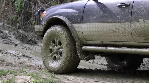 Крупный план колеса внедорожника в грязи . — стоковое видео