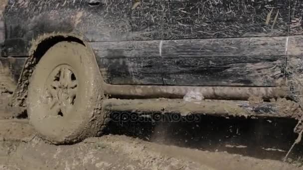 Close-up de vídeo da roda SUV na lama . — Vídeo de Stock