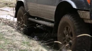 Ürün exprditionary Suv yavaş yavaş dağ kirli yolda rides.
